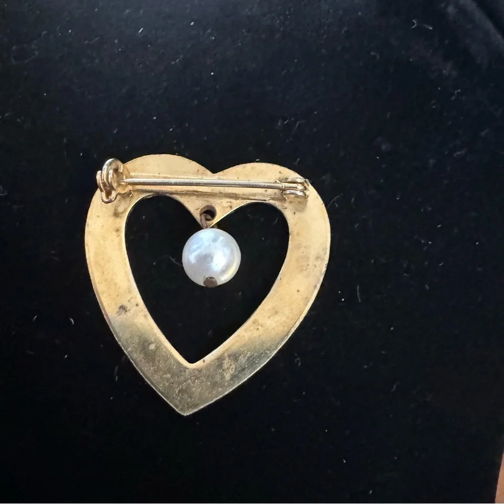 Ribbed Gold Tone Open Heart with Floating Pearl Brooch Pin